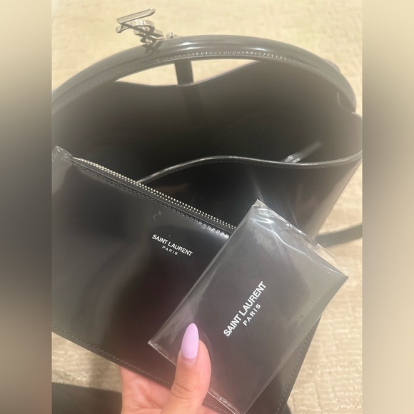 SANIT LAURENT BUCKET Elegant Black Women's Bag - Picture 13 of 16